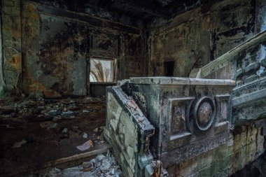 Terk edilmiş evde kırık eski merdiven.