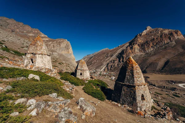 Vecchia necropoli abbandonata a Eltubu, Valle di Chegem, Caucaso — Foto Stock