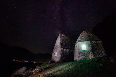 Eltubu 'da gece mezarlığı, Chegem Vadisi, Kafkaslar yıldızlı gökyüzüne karşı