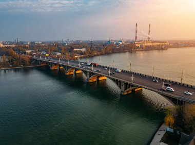 İyi akşamlar Voronezh. Voronezh nehri üzerindeki Vogresovsky köprüsü üzerinde gün batımı, hava manzaralı.