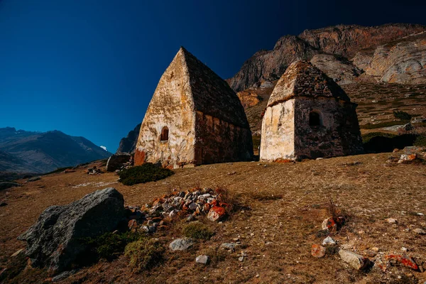 Gamla övergivna nekropoler i Eltubu, Chegem Valley, Kaukasus — Stockfoto