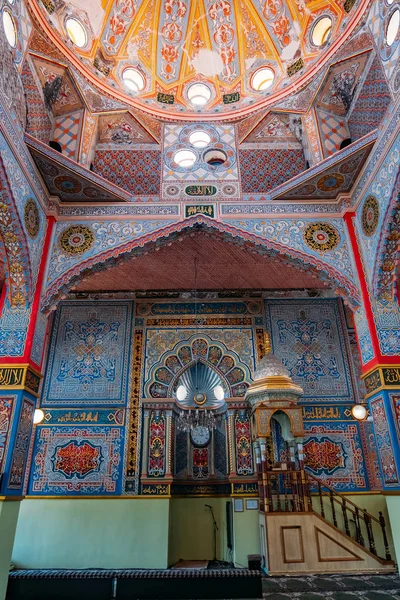 Interior de la mezquita de Mukhtarov en Vladikavkaz, Rusia — Foto de Stock