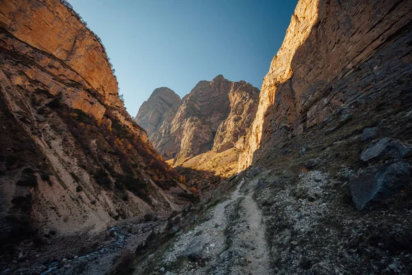 Large Chegem river canyon in sunny golden autumn, Republic of Kabardino-Balkaria — Stock Photo, Image