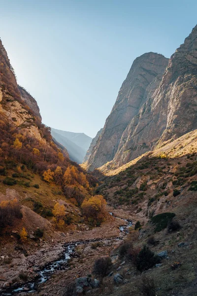 日当たりの良い黄金の秋に大きなチェゲム川渓谷,カバルディノ・バルカリア共和国 — ストック写真