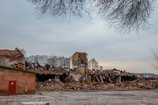 Restos de antiguo edificio industrial demolido. Montón de piedras, ladrillos y escombros — Foto de Stock