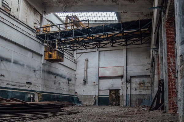Antigo interior abandonado da fábrica. Oficina vazia arruinada — Fotografia de Stock