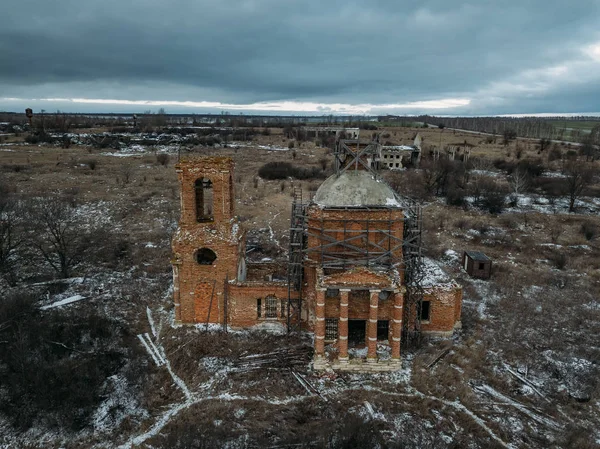 Iglesia abandonada de San Nicolás el Maravilloso en Upper Studenets, región de Lipetsk, Rusia, vista aérea — Foto de Stock