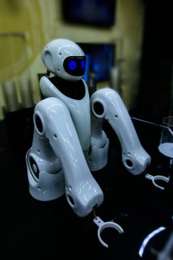 Bira barında mekanik kolları olan robot.