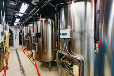 Özel bira fabrikasında bira üretim hattı