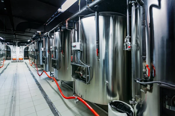Řemeslná linka na výrobu piva v soukromém minipivovaru — Stock fotografie
