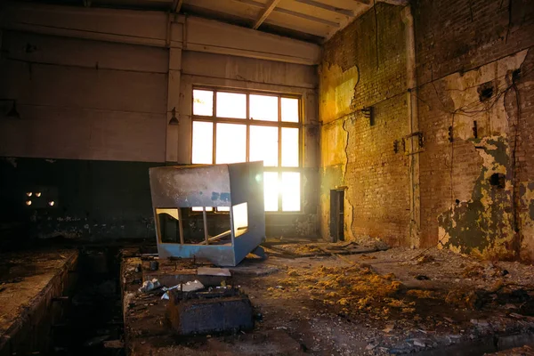 Tmavá špinavá opuštěná zničená průmyslová budova v noci — Stock fotografie