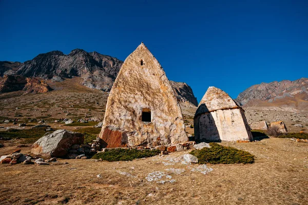 Vecchia necropoli abbandonata a Eltubu, Valle di Chegem, Caucaso — Foto Stock