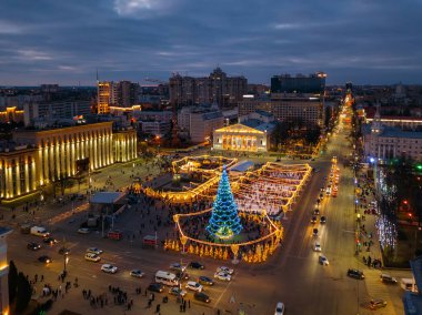 Rusya 'nın Voronezh kentindeki Lenin meydanında yeni yıl kutlamaları sırasında sokak aydınlanması, hava manzarası