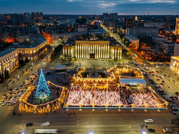 Освітлення вулиць під час святкування нового року в центральному сквері. — стокове фото