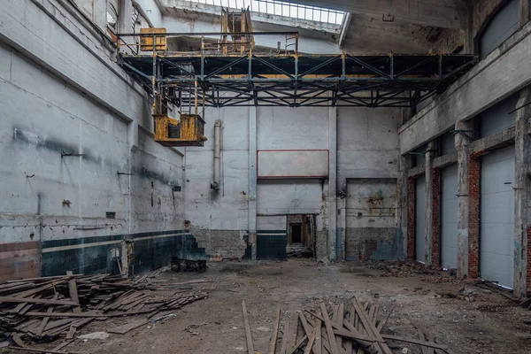 Alte verlassene Fabrikräume. Leere Werkstattruine — Stockfoto