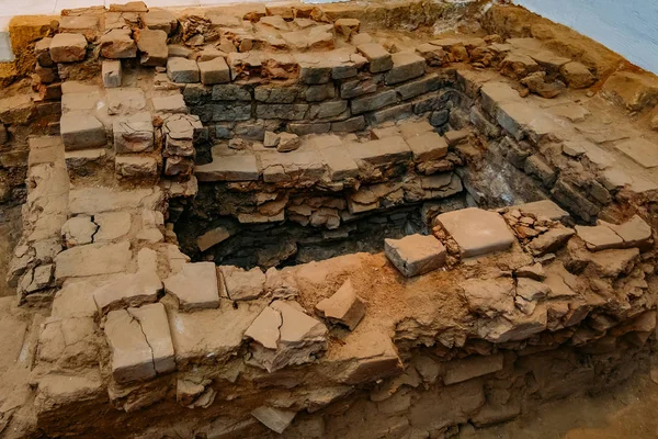 Archäologische Ausgrabungen. Überreste verfallener antiker Gebäude — Stockfoto