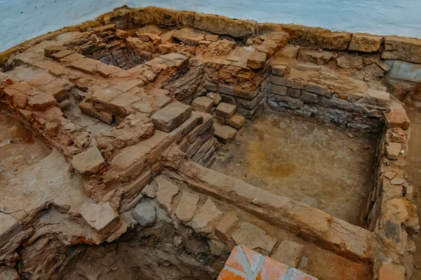 Archeologische opgravingen. Restanten van verwoeste oude gebouwen — Stockfoto