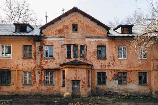 Antigua casa pobre en Voronezh, concepto de pobreza — Foto de Stock
