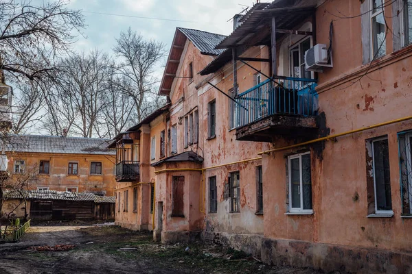 Velha casa de lata pobre em Voronezh, conceito de pobreza — Fotografia de Stock