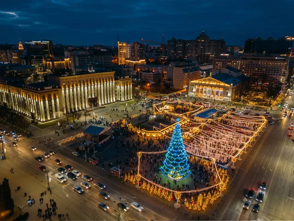 Iluminação de rua durante a celebração do ano novo na praça central de Lenine em Voronezh, Rússia, vista aérea — Fotografia de Stock