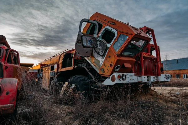 Viejo oxidado roto abandonado camión de bomberos soviético en la puesta del sol de la noche — Foto de Stock