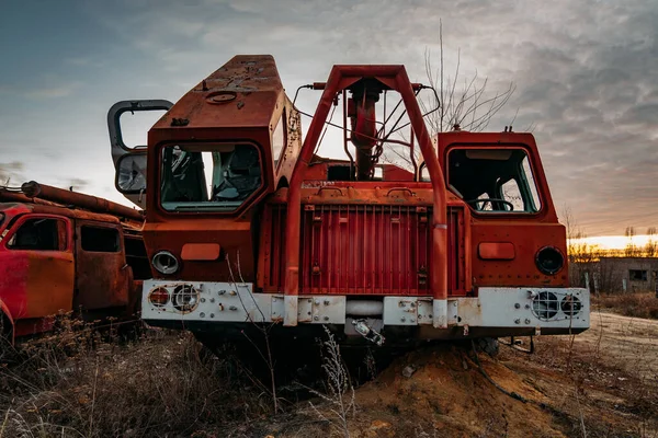 Velho enferrujado quebrado abandonado soviético caminhão de bombeiros na noite por do sol — Fotografia de Stock