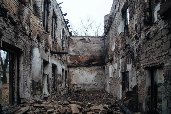 Innenräume und eingestürztes Dach des Hauses nach Brand komplett ausgebrannt — Stockfoto