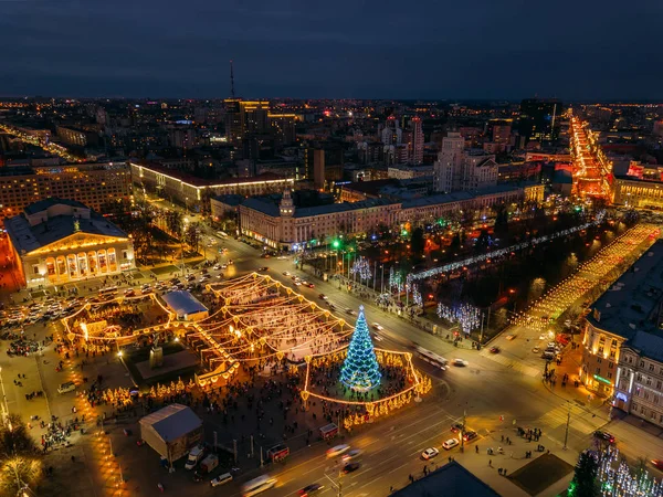 Iluminación de la calle durante la celebración del año nuevo en la plaza central de Lenin en Voronezh, Rusia, vista aérea —  Fotos de Stock