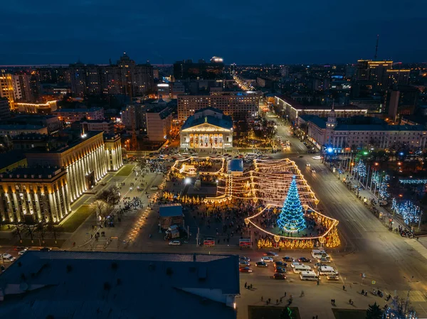 俄罗斯沃罗涅日列宁市中心广场新年庆祝活动期间的街道照明，空中景观 — 图库照片