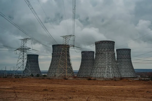 Torre de arrefecimento da central nuclear e linhas eléctricas — Fotografia de Stock