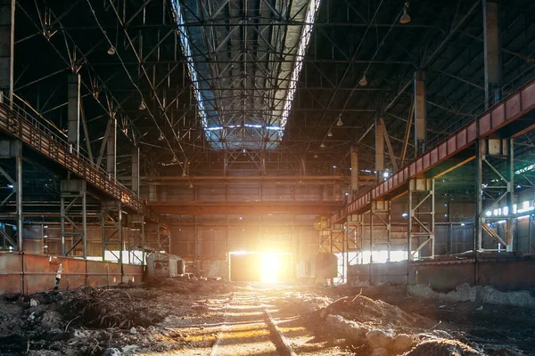 Övergiven förstörd stor industribyggnad med skräp väntar på rivning — Stockfoto