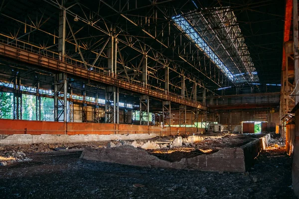 Покинута зруйнована велика промислова будівля зі сміттям в очікуванні знесення — стокове фото