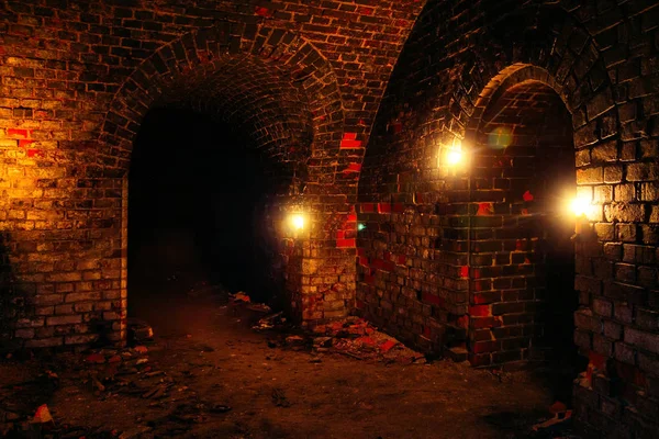 Mumlarla aydınlatılmış eski Alman kalesinin altındaki karanlık zindan. — Stok fotoğraf