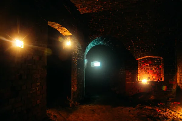 Mazmorra oscura bajo la antigua fortaleza alemana iluminada por velas —  Fotos de Stock