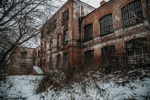 Escuro e assustador abandonado hospital psiquiátrico assombrado no inverno — Fotografia de Stock