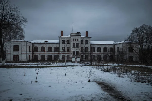 Тёмная и жуткая заброшенная психиатрическая больница зимой — стоковое фото