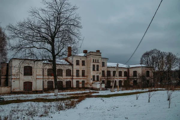 Dark and creepy abandoned haunted mental hospital in winter — Stock Photo, Image