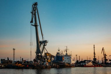 Akşam gökyüzü arka planında liman kargo vinci