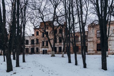 Kışın karanlık ve ürkütücü terk edilmiş bir akıl hastanesi.
