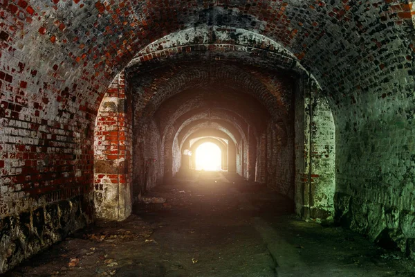 Ljus i slutet av tunneln. Passage i övergiven tysk befästning — Stockfoto