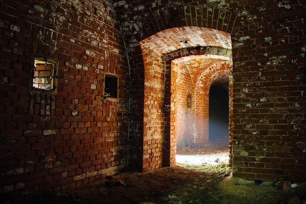 Luz no fim do túnel. Passagem em fortificação alemã abandonada — Fotografia de Stock