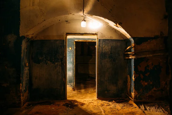 Старый темный жуткий заброшенный подвал с лампой — стоковое фото