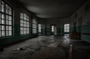 Voronezh Bölgesi 'ndeki eski Orlovka Akıl Hastanesi' nde. Terk edilmiş karanlık akıl hastanesi