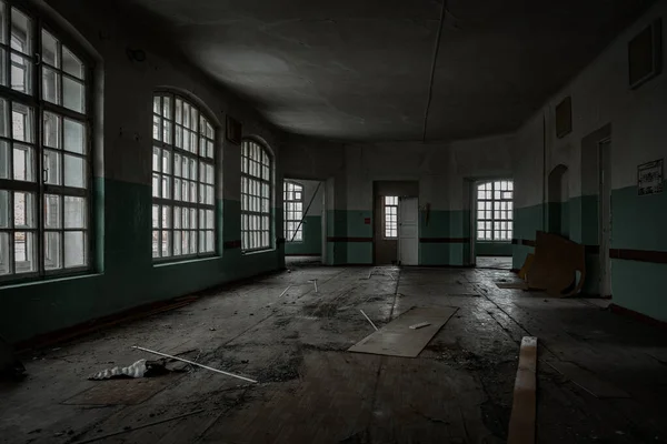 Im Inneren des alten Orlovka Asyls für Geisteskranke im Gebiet Woronesch. Dunkle gruselige Psychiatrie — Stockfoto