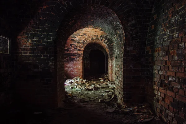 Dunkler Korridor in alter verlassener deutscher Festung — Stockfoto