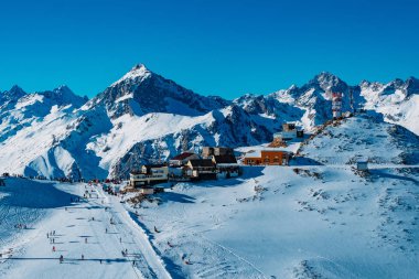 Yüksek dağlarda tepeden aşağı kayak merkezi. Kayak eğimi