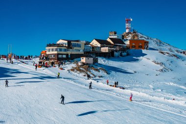 Yüksek dağlarda tepeden aşağı kayak merkezi. Kayak eğimi