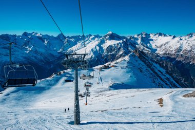 Kışın güneşli bir günde dağ kayak merkezinde teleferik.