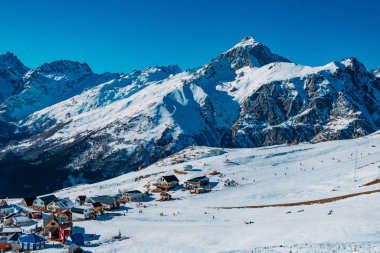 Yüksek dağlarda tepeden aşağı kayak merkezi. Kayak eğimi