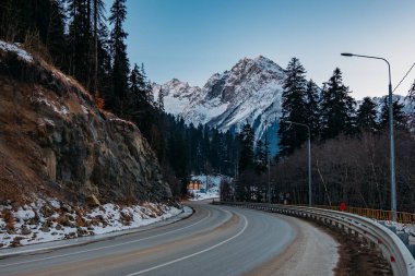 Akşamları dağ yolunu kayak merkezine çeviriyor.